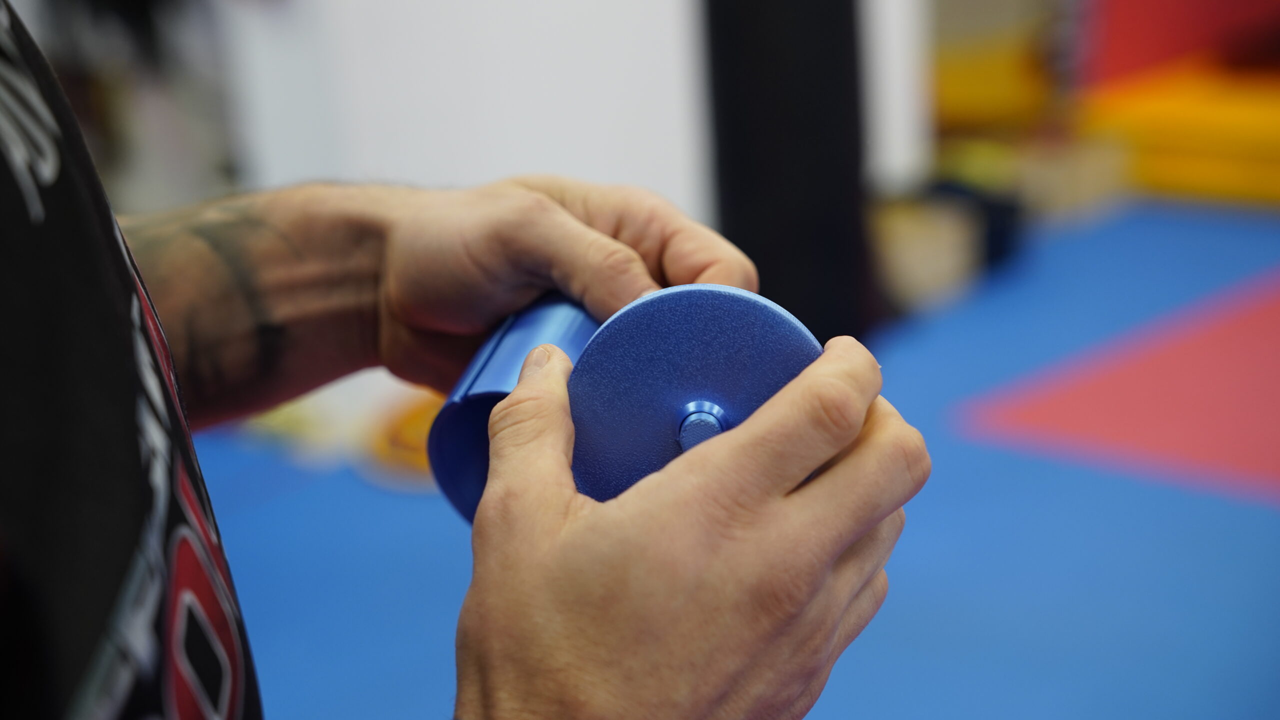 Kompaktowy nawijacz do bandaży WRAPIE Basic w użyciu