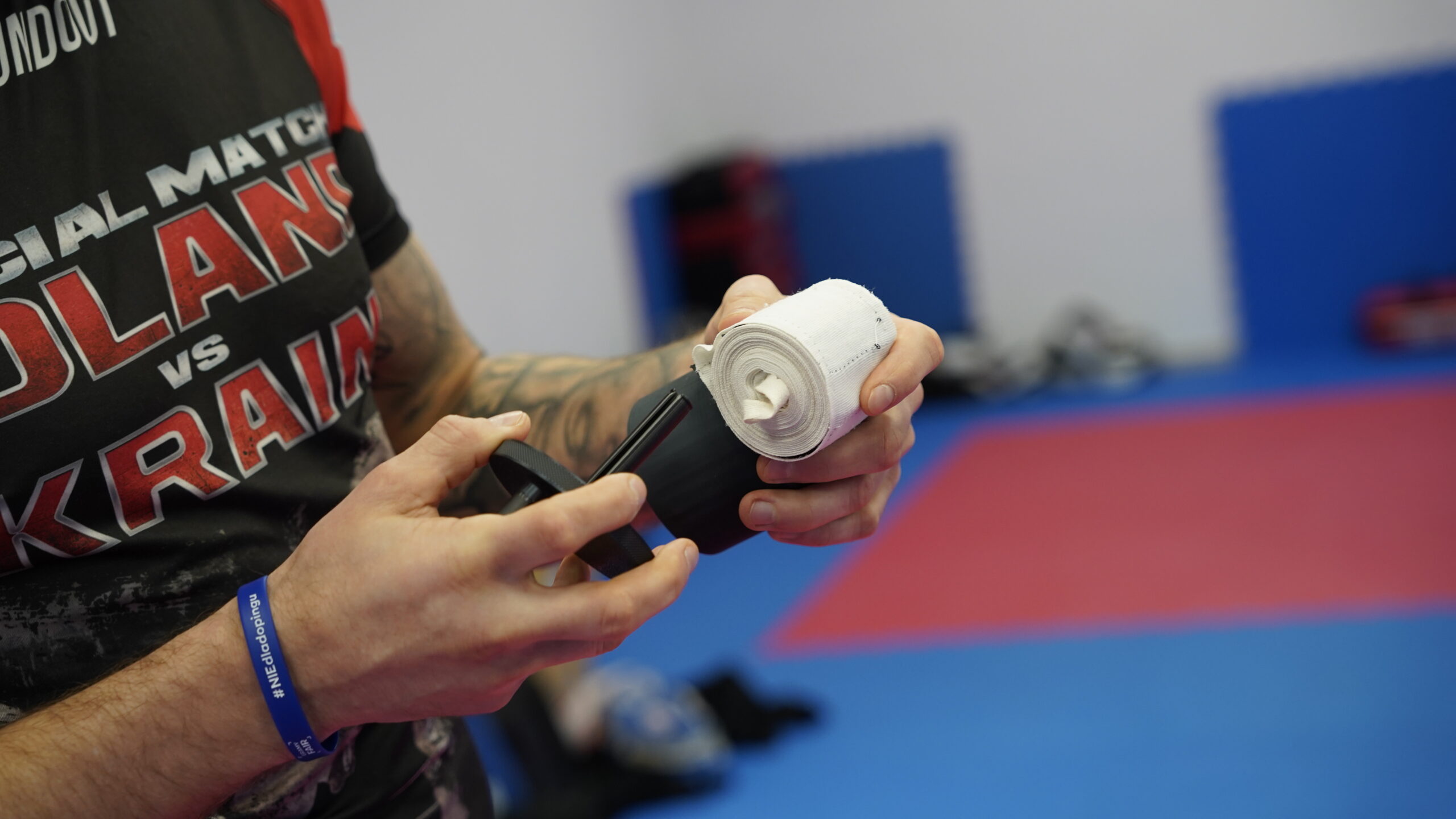 WRAPIE Basic – czarny zwijacz do bandaży bokserskich