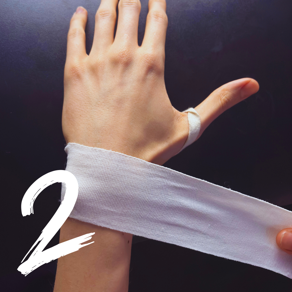 Zabezpieczenie nadgarstka bandażem treningowym – krok 2