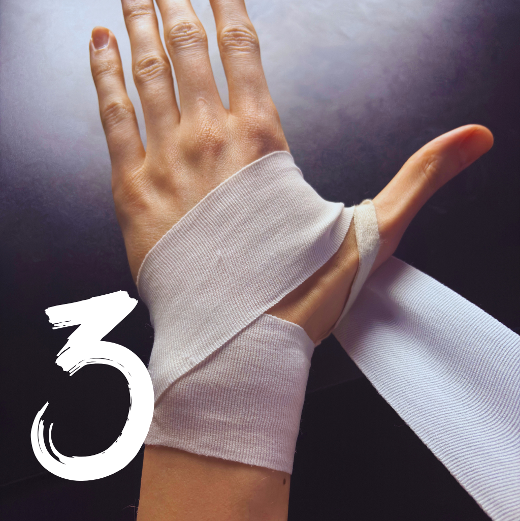 Trzeci krok zakładania bandaży bokserskich, zabezpieczanie nadgarstka i dłoni